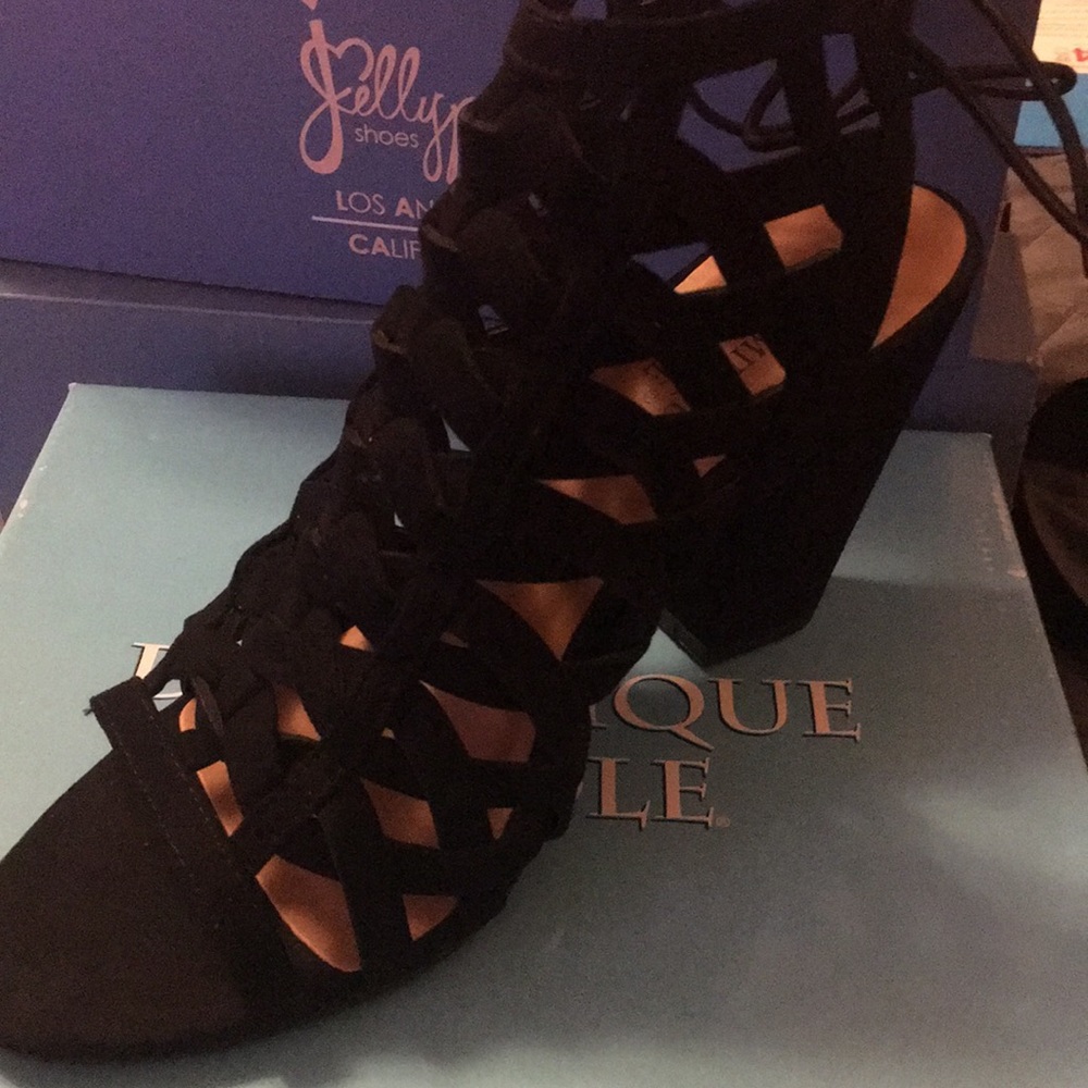 STRAPPY BLOCK HEEL SANDAL